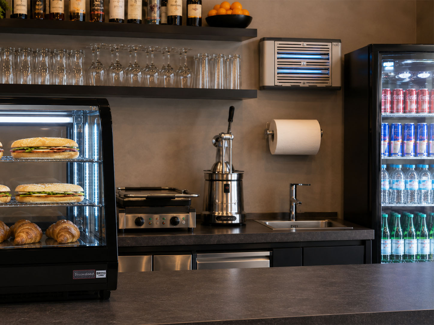Banco bar con attrezzature professionali Tecnafood